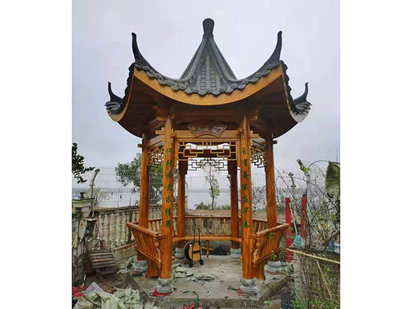 六角古建涼亭刻對(duì)聯(lián)